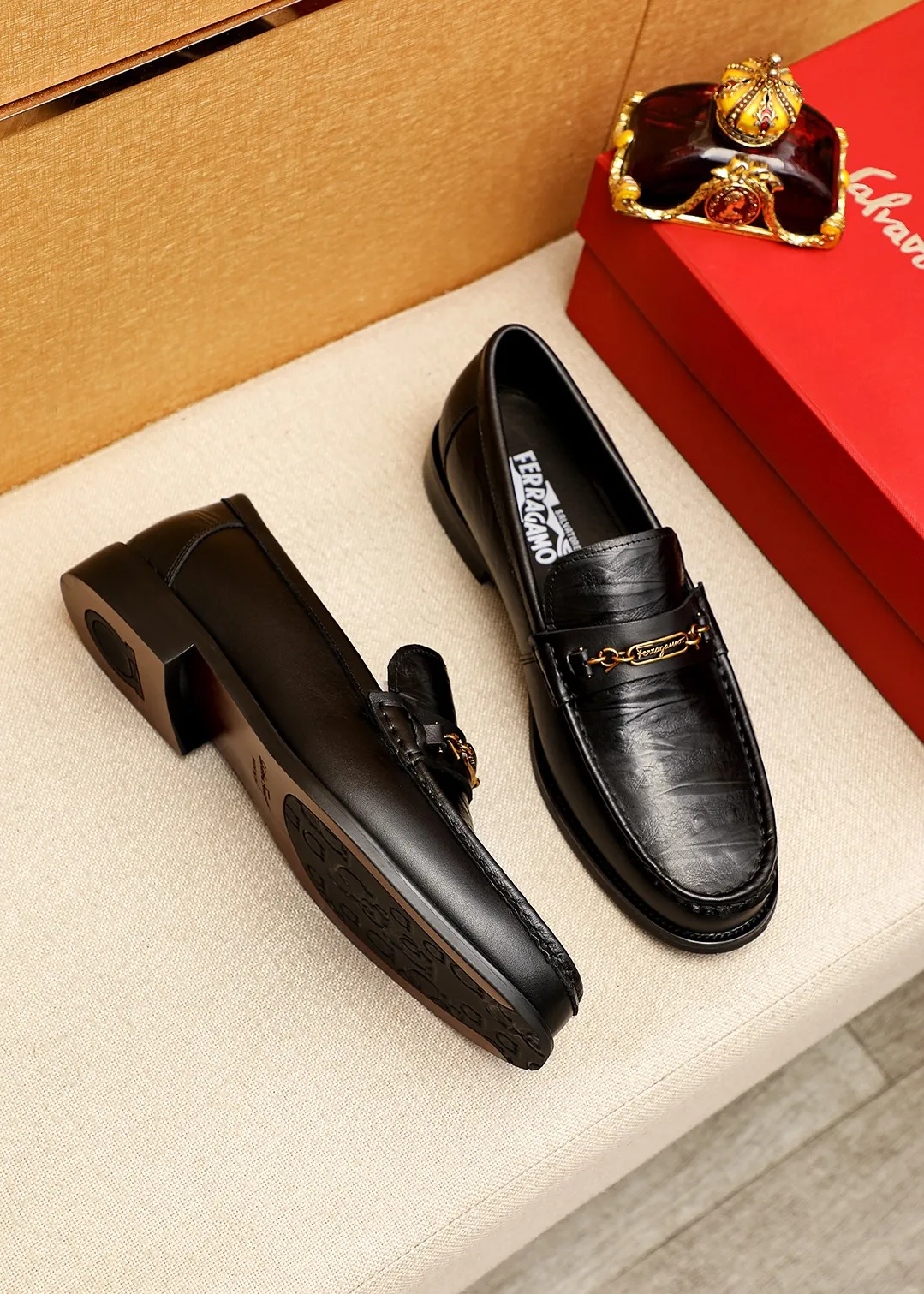Men's shoes 💰442 💐 Product trademark: Ferragamo "Ferragamo" casual leather shoes Regular size: 38-44 (45.46🉑️customized) Product materials: Selected imported first-layer calfskin embossed upper + classic hardware buckle, imported water-dyed cow leather lining. Strong three-dimensional visual effect, combined outsole Color: 1⃣️color optional